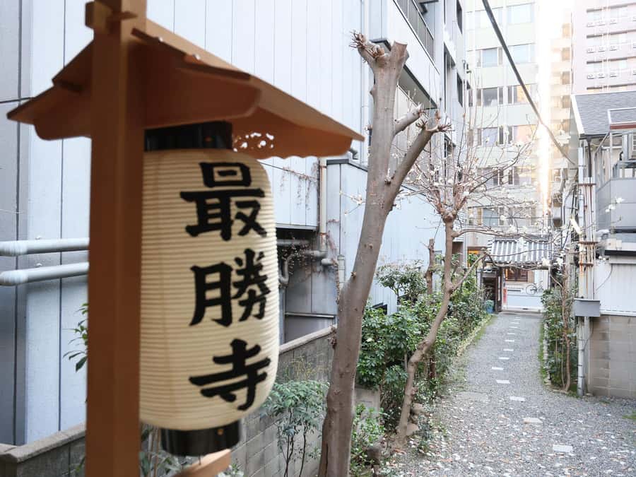 Osaka Temple Cool Foot Bath & Matcha Experience〈45min〉 - Worship, incense, and a moment to slow down