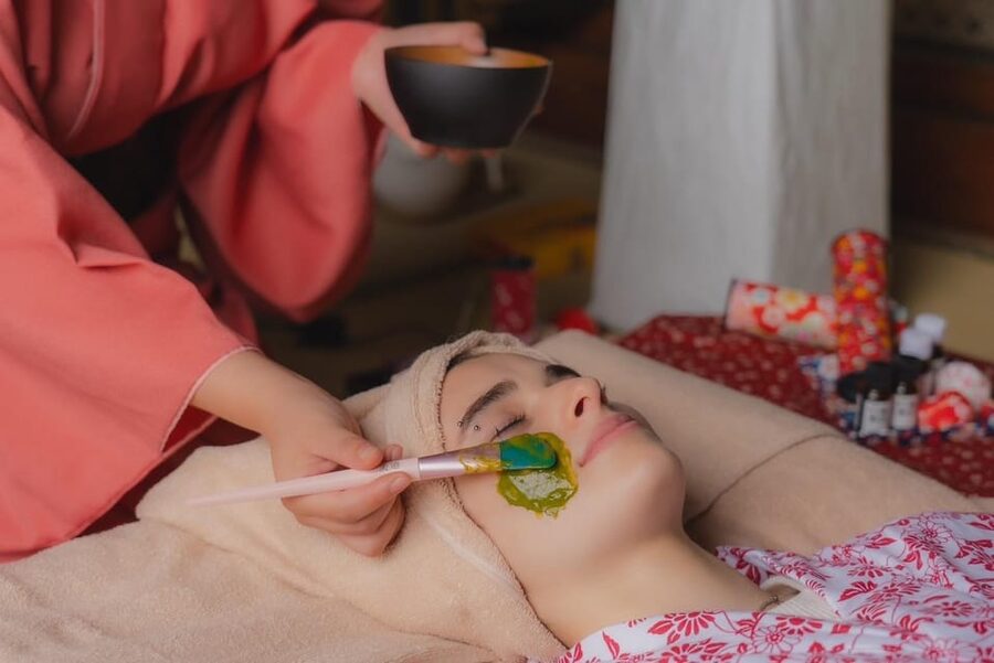 Osaka Temple Head Spa &Matcha Facial – Refresh & Glow〈90min〉 - The foot bath before the Buddha