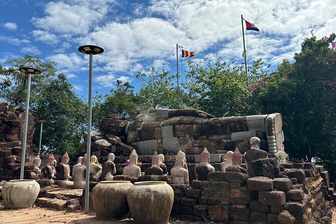 Oudong Mountain History and Pagoda Tour - Chey Odam market at the foot of the mountain