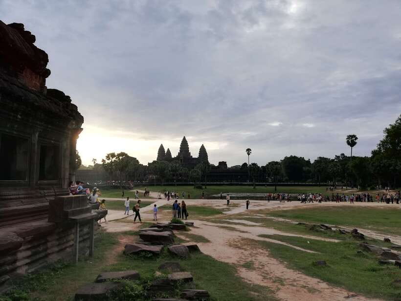 Private Angkor Wat Temple Tour - Guides, languages, and small comforts