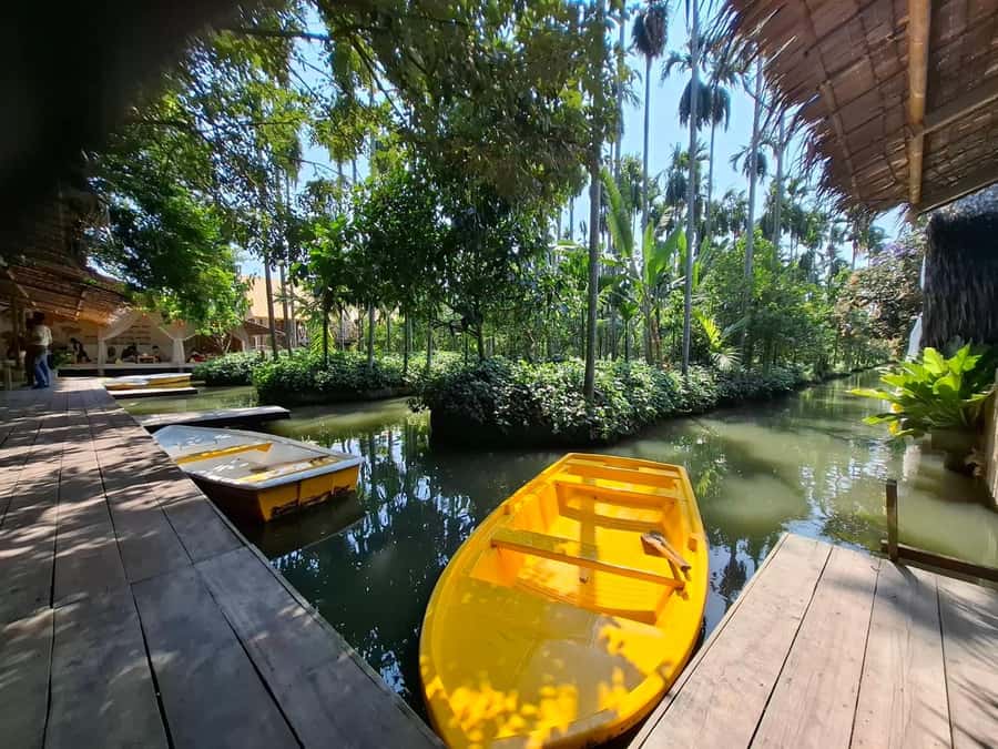 Private Floating & Train Market + DRAGON Temple + Thai Cafe - The guide and driver can shape the whole day