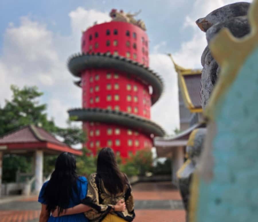 Private Floating & Train Market + DRAGON Temple + Thai Cafe - Who should book this experience?