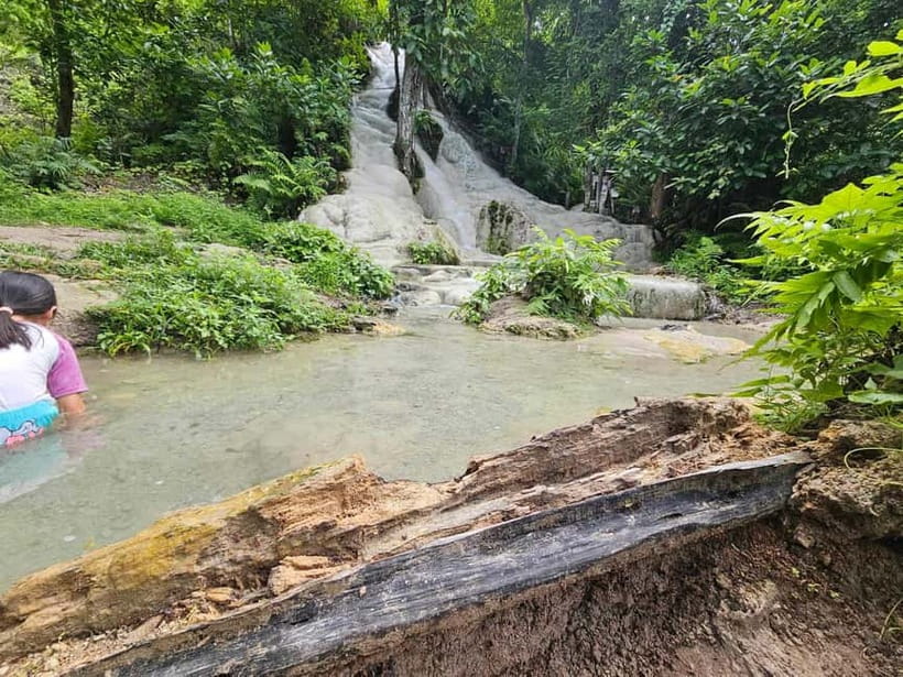 Private : Sticky Waterfall & Secret Temple & Karen Village. - A quiet cave temple in the forest