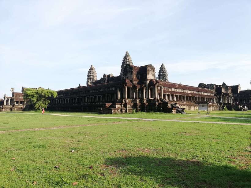 Private Sunrise Angkor Wat Tour - Breakfast and the stone faces of Bayon