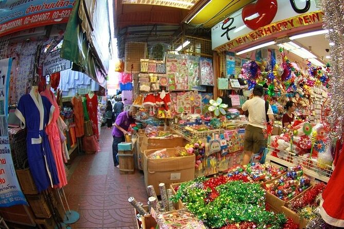 Private Three Temples Bangkok City Tour - What the private guide adds