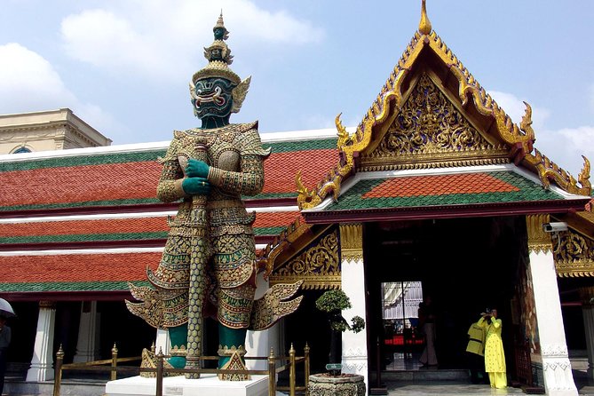 Private Tour: Grand Palace & Emerald Buddha Temple Experience - The value of a private guide