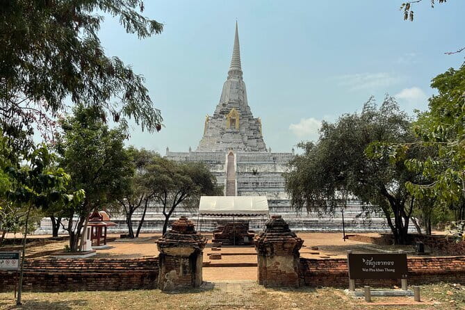 Private Tour: Grand Palace,Wat Phra Kaew, Museum&Cooking Class - Riding a tuk-tuk to the fresh market