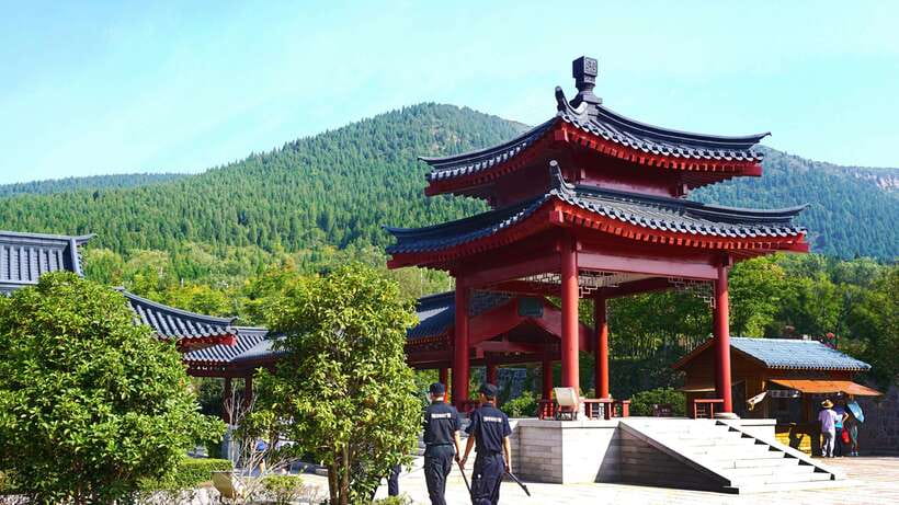 Private Tour: Longmen Grottoes, Shaolin Temple & Kungfu Show - Shaolin Temple, Zen, and martial arts