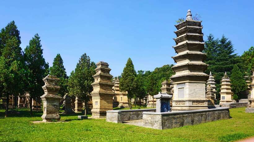 Private Tour: Longmen Grottoes, Shaolin Temple & Kungfu Show - Crowds, weather, and the best time to go