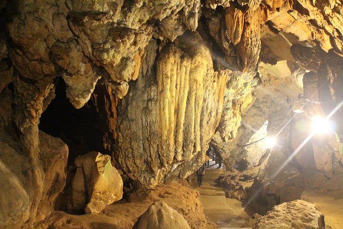 Private tour] Perfect day! Sticky waterfall + ChiangDao Cave + Wat BandenTemple - Why this day works for Chiang Mai