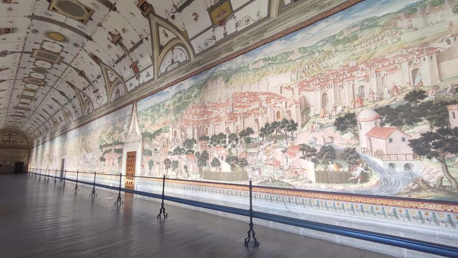 Private tour: San Lorenzo de El Escorial Monastery - Meeting Isabella at the Spanish flag entrance