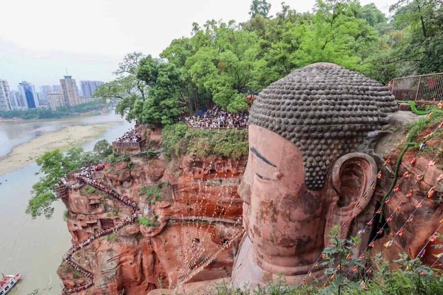 Private Tour to Leshan Giant Buddha & Huanglongxi Old Town - Wuyou Temple, or a river view if the line is long