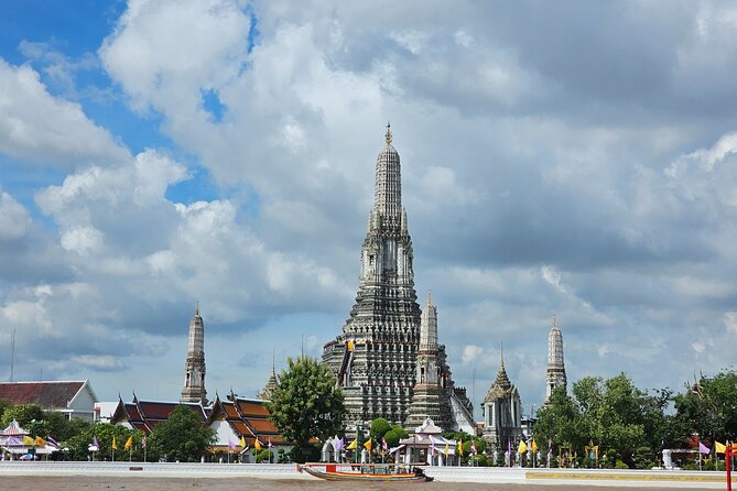 Private tour to Wat Pho,Wat Arun, Canal Tour,Flower Market - Pak Khlong Talad, Bangkok’s flower market