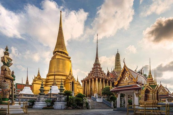 Royal Grand Palace and Bangkok Temples: Half Day Tour - Wat Traimit and the 5.5-ton golden Buddha