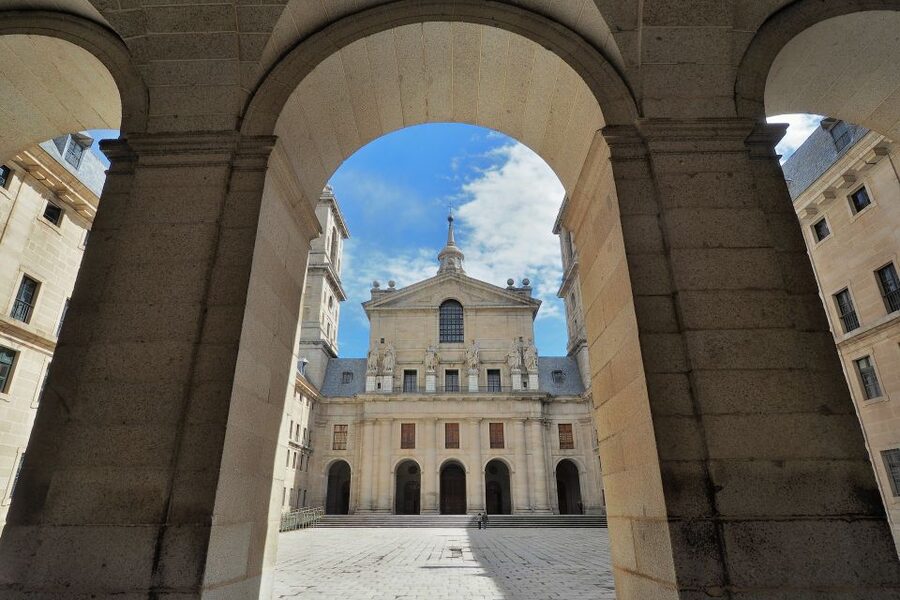 San Lorenzo de El Escorial: Monastery and Site Guided Tour - The Battle Hall and Spain’s military memory