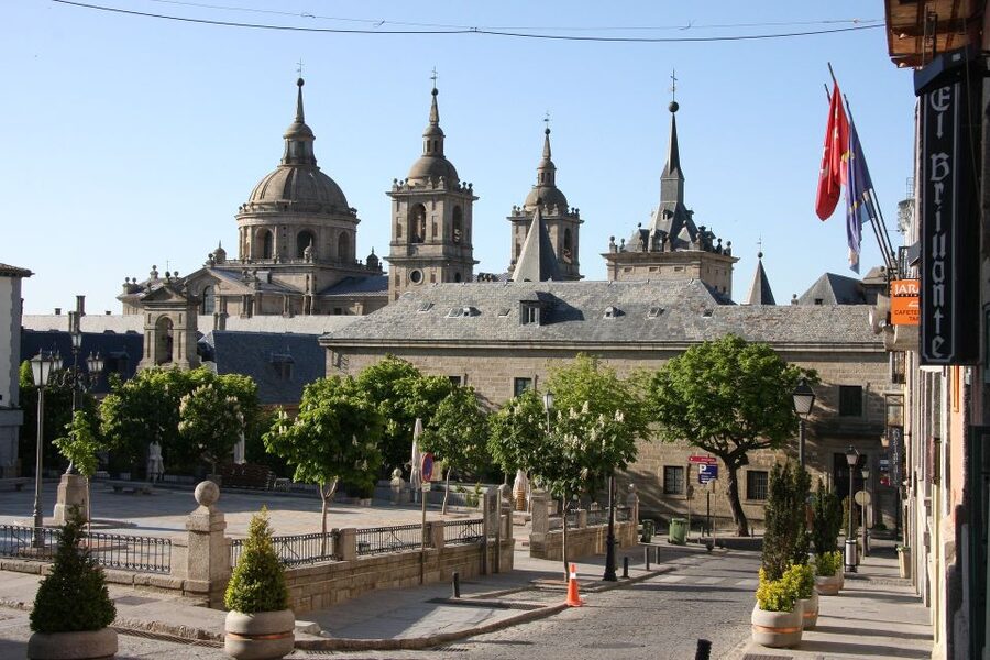 San Lorenzo de El Escorial: Monastery and Site Guided Tour - What the guide adds to a two-hour visit