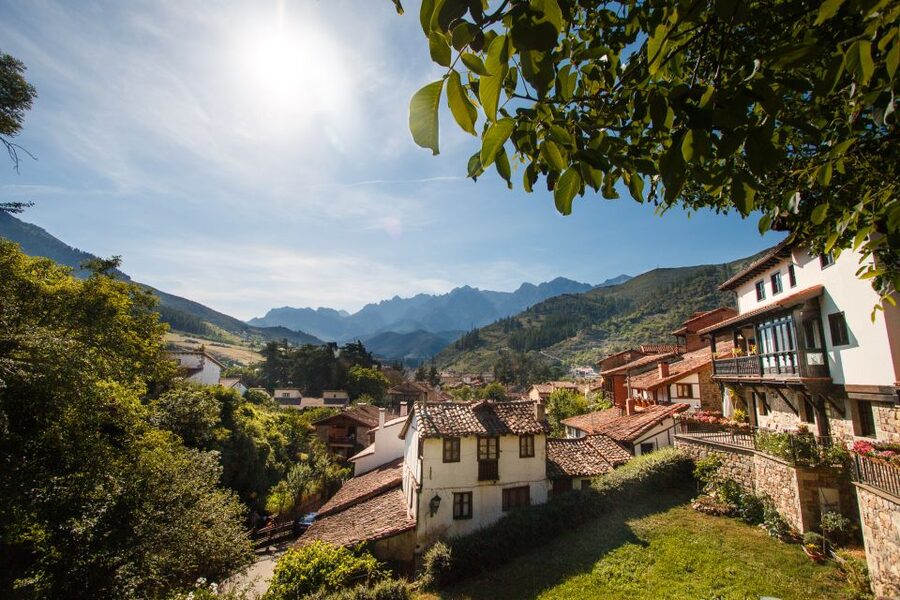 Santander: Picos, Santo Toribio Monastery and Potes Day Tour - Cable car or horseback riding?