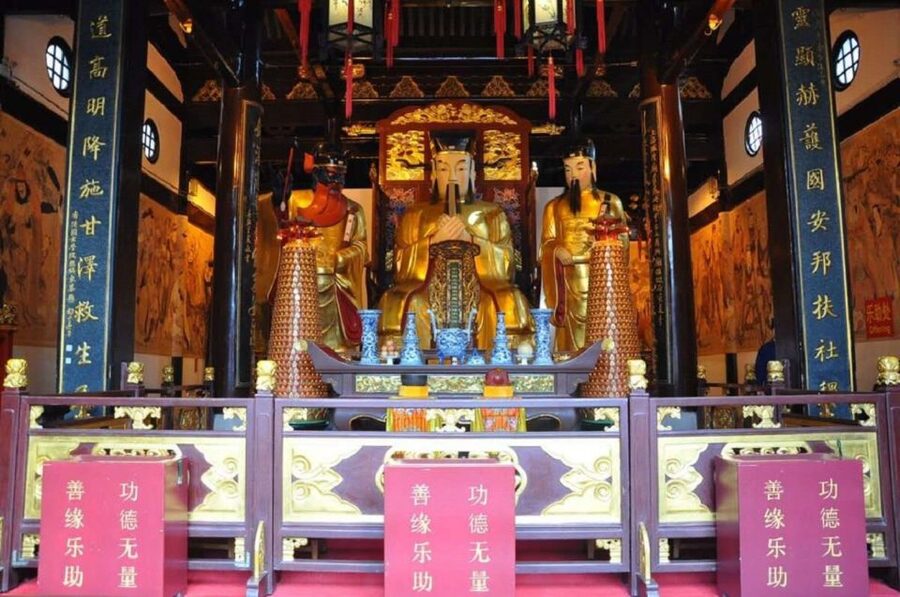 Shanghai: Yu Garden and City God Temple Walking Tour - Tea tasting in a local shop