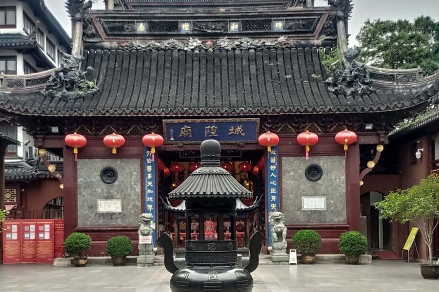 Shanghai: Yu Garden and City God Temple Walking Tour - Optional soup dumplings and Shanghai street food