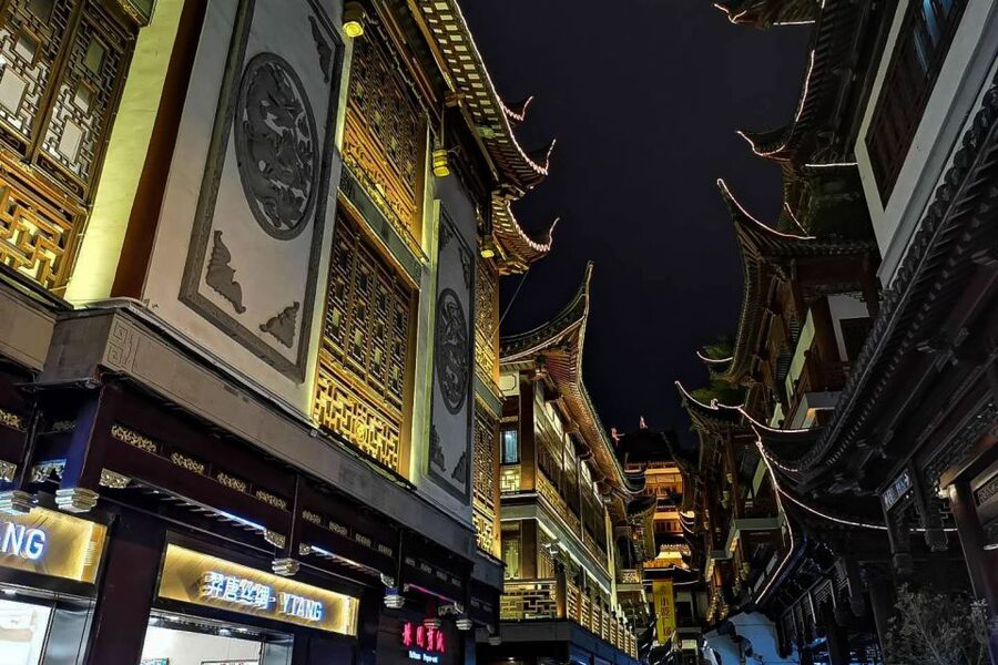 Shanghai: Yu Garden and City God Temple Walking Tour - What the guides add to the walk