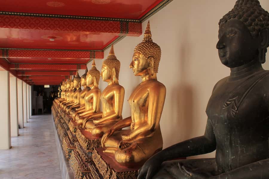 Shared Tour: Wat Pho, Wat Traimit and Wat Benchamabophit - Guides, transport, and the shared-tour setup