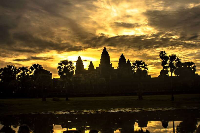 Siem Reap: 2-Day Temple Highlights Sunrise and Sunset Option - Day one: Pre Rup and the red sandstone of Banteay Srei