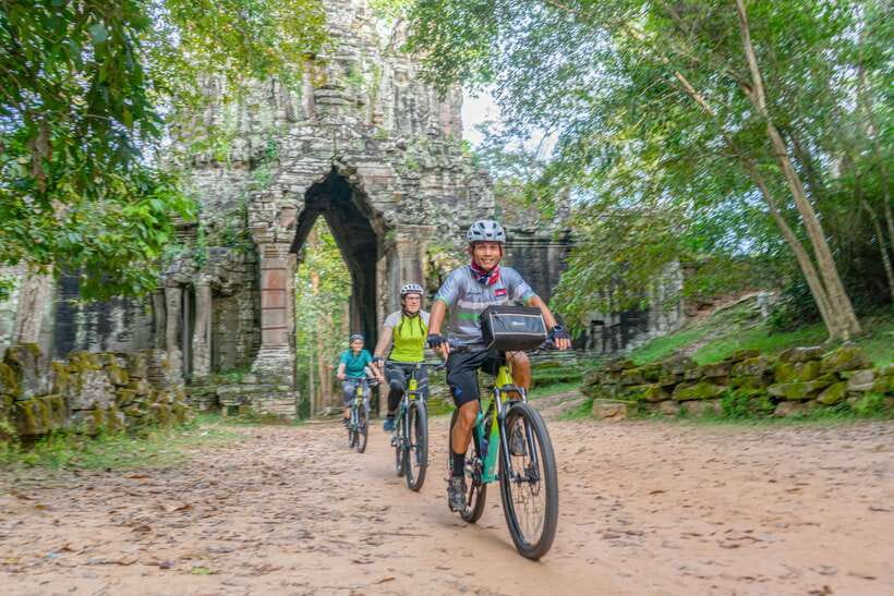 Siem Reap: Angkor Sunset Bike & Boat Tour /E-Bike Available - Water, fruit, and a change of pace