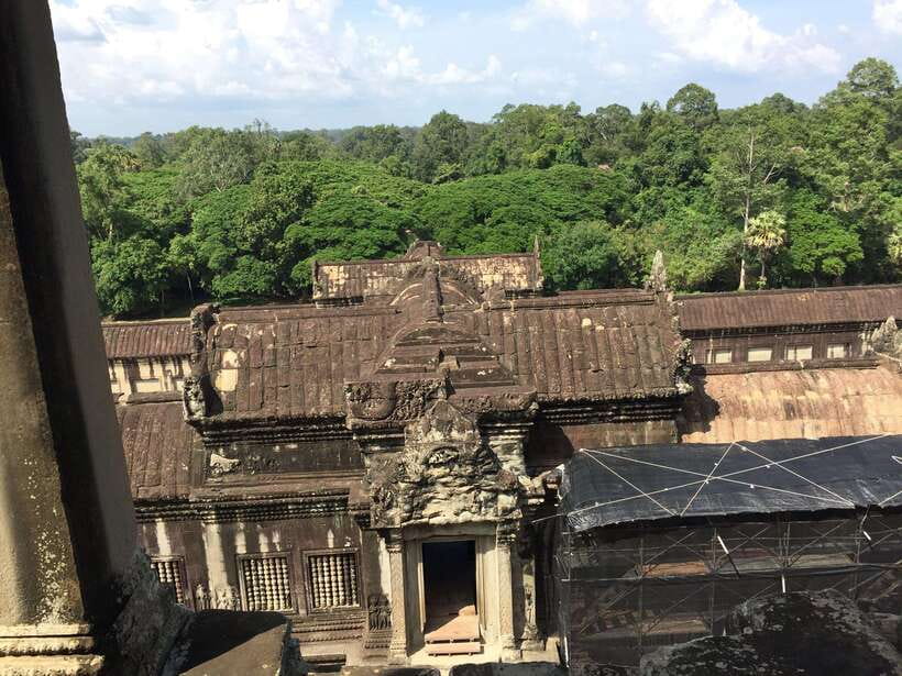 Siem Reap: Angkor Wat Half-Day Trip with Local Guide - Walking through the galleries and levels