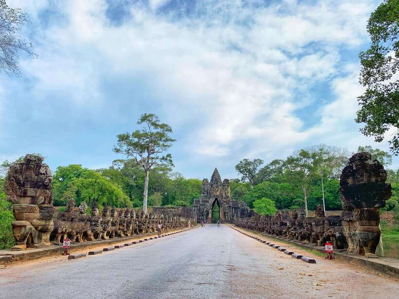 Siem Reap: Angkor Wat Private Tour by Tuk-Tuk - Bayon Temple and the face towers