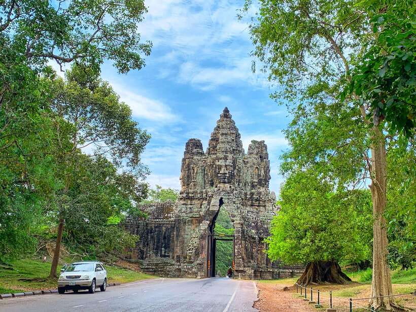 Siem Reap: Angkor Wat Private Tour by Tuk-Tuk - Starting in Siem Reap and riding into Angkor
