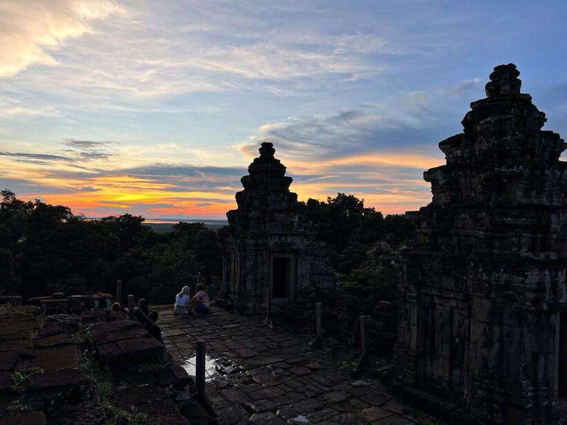 Siem Reap: Angkor Wat Small-Group Day Tour and Sunset - Heat, clothing, and physical effort