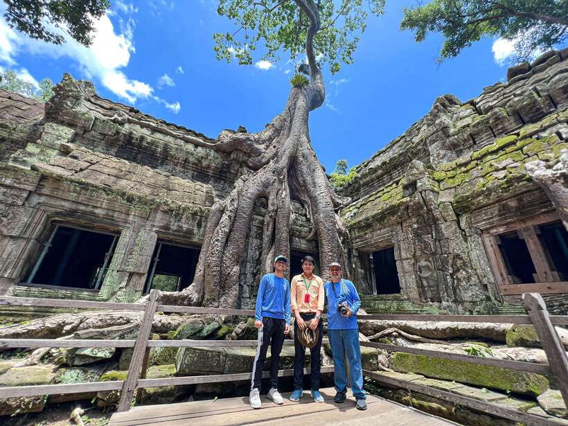 Siem Reap: Angkor Wat Sunrise Tour via Tuk Tuk & Breakfast - Sunrise at Angkor Wat begins at 4:40 am