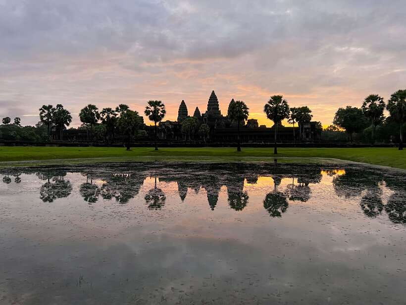 Siem Reap: Angkor Wat Sunrise Tour via Tuk Tuk & Breakfast - What the private tuk tuk setup adds
