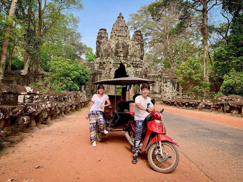Siem Reap: Angkor Wat Sunrise Tour via Tuk Tuk & Breakfast - Clothing, bags, and practical preparation
