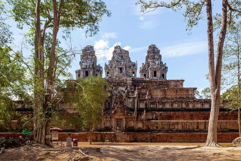 Siem Reap: Angkor Wat Tour Explore The Most Iconic Temples - Angkor Wat’s galleries and sacred center