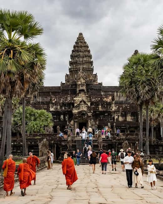 Siem Reap: Angkor Wat Tour with French-Speaking Guide - Walking through Angkor Thom’s royal center