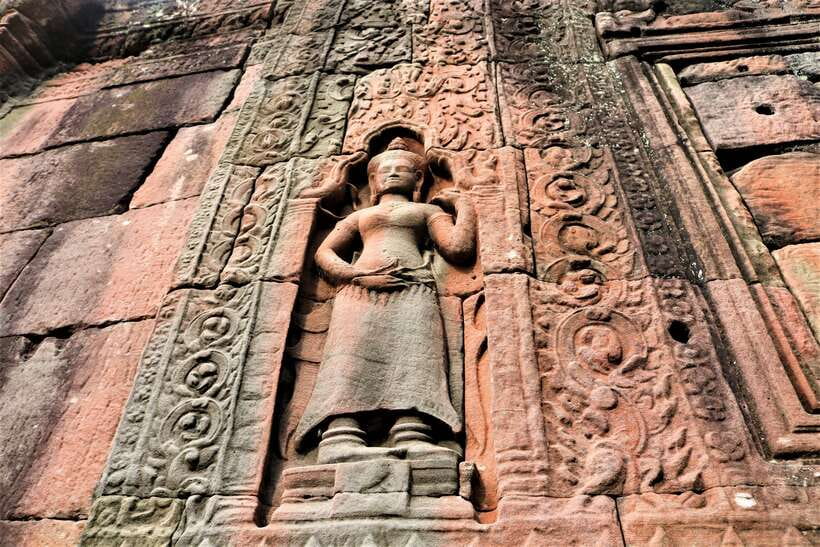 Siem Reap: Angkor Wat with German or English Guided Tour - Private transport, cold water, and the heat