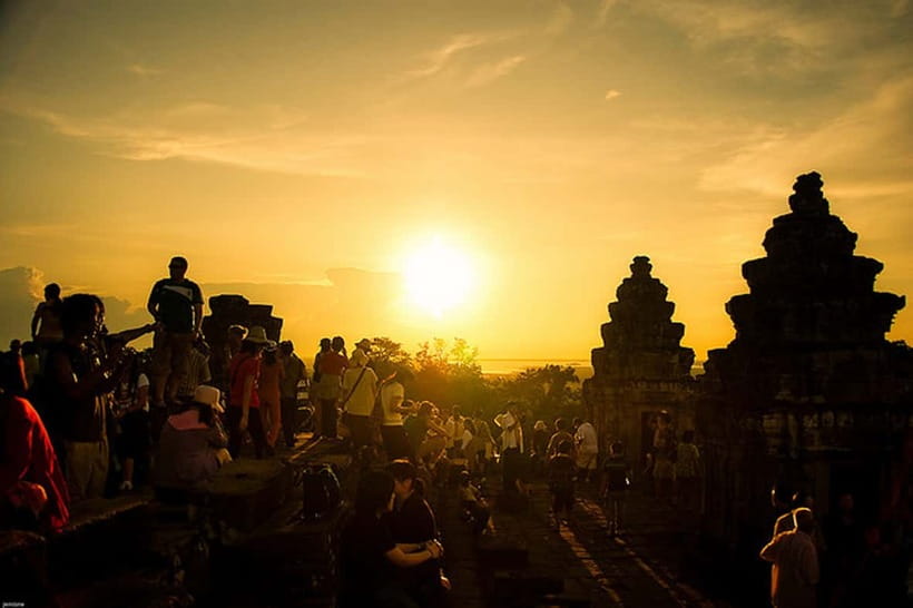 Siem Reap: Private Angkor Wat & Bakheng Mountain Sunset Tour - Key points at a glance