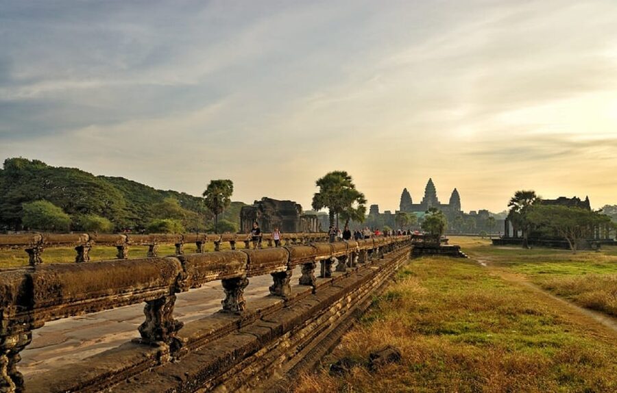 Siem Reap: Private Angkor Wat & Bakheng Mountain Sunset Tour - Sunset views over Angkor