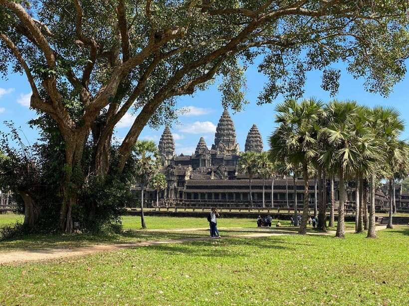 Siem Reap: Private Angkor Wat & Bakheng Mountain Sunset Tour - What the $59 price really covers