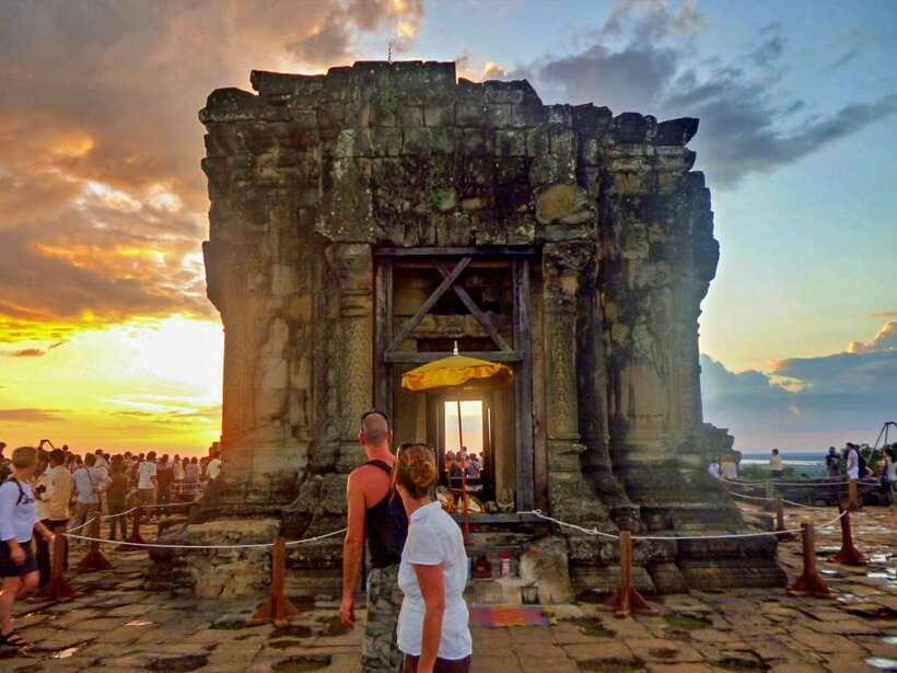 Small-Group Full Day Angkor wat Guide tour with Sun set - Angkor Thom and Bayon: faces inside the final capital