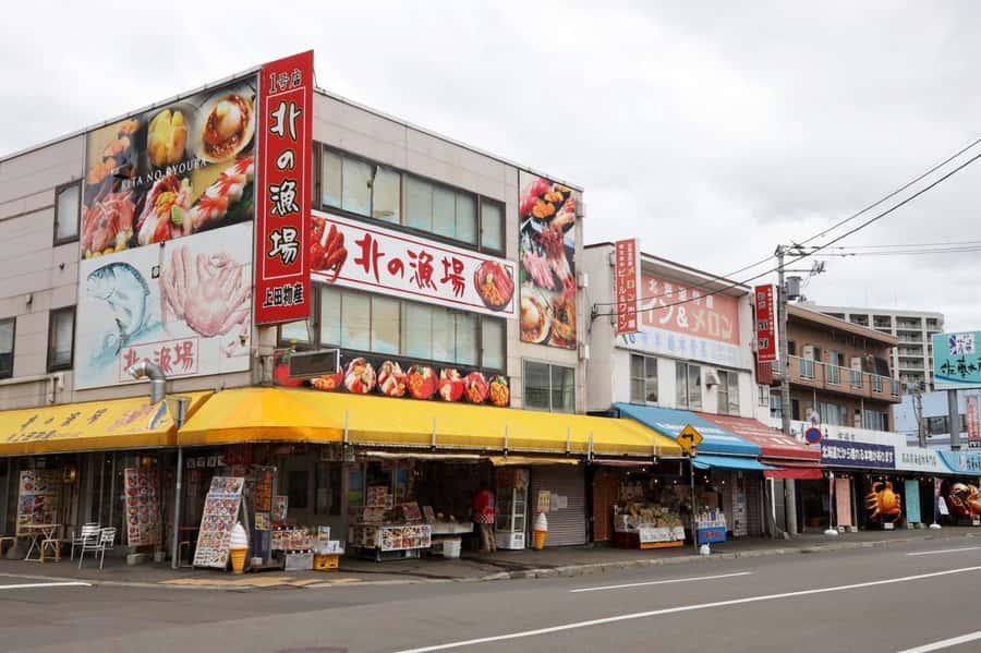 Sopporo: Hokkaido Shrine and Atama Daibutsu Full-Day Tour - Seafood market lunch: spend the 70 minutes wisely