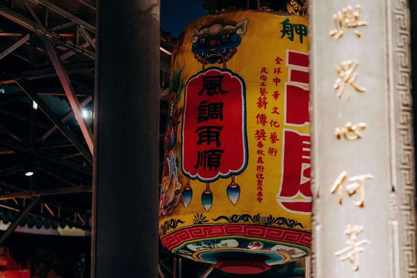 Taipei's Origin & Longshan Temple - Taiwan Cultural Tour - Throwing moonstones and asking for an answer