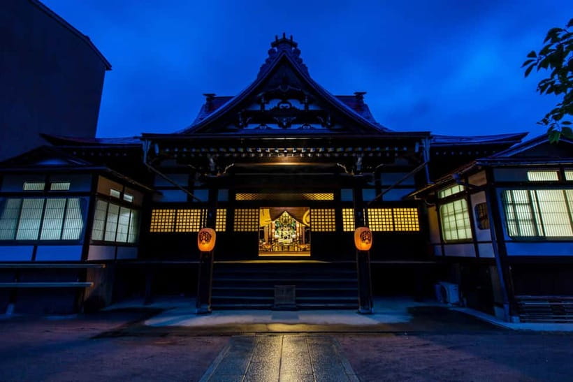 Takayama: Onigiri and miso soup making at a buddhist temple - Making onigiri by hand