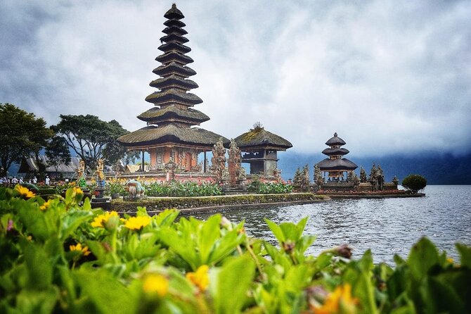 Tanah Lot Tour: Discover Bali’s Iconic Temple and Stunning Views - Tanah Lot is the visual centerpiece
