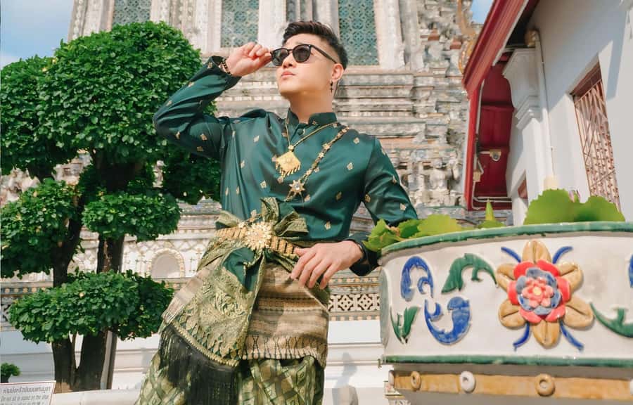 Thai Costume Photographer at Wat Arun/Pho in Bangkok - How the photographers handle the session