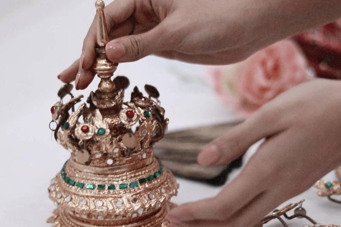 Thai Dance Class at Wat Arun - Snacks, herbal drink, and conversation