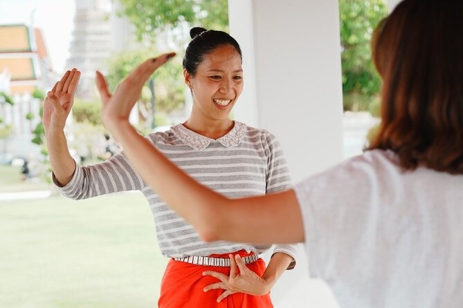 Thai Dance Class at Wat Arun - Learning the hand positions and body lines