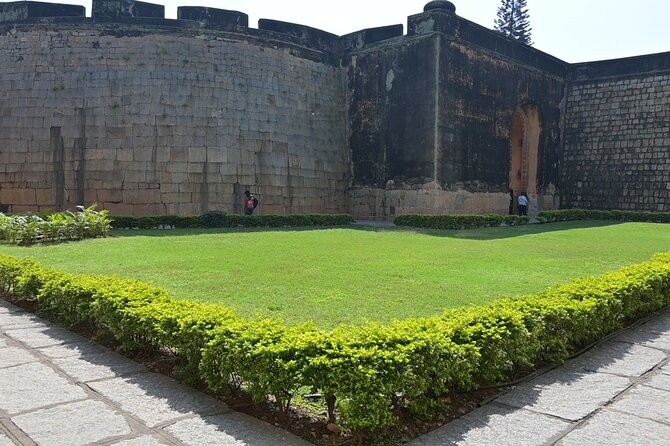 Tipu Palace + Koté Vishnu + Fort + KR Market + Jain Temple = Bengaluru Pété Walk - KR Market, where Bengaluru gets loud and colorful