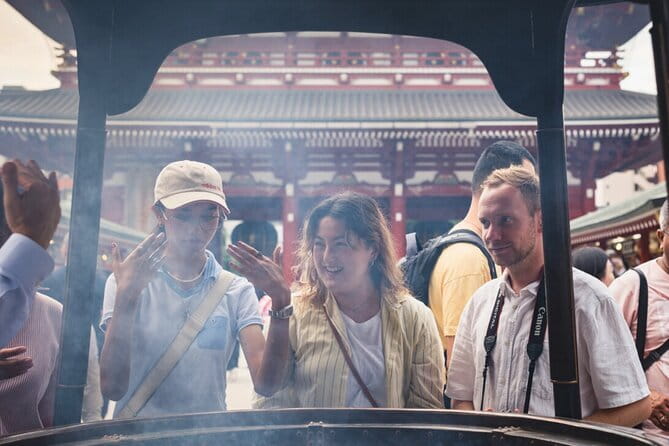Tokyo: Asakusa Temple & Shrine Walking Tour with Local Guide - Kaminarimon Gate and its 700-kilogram lantern